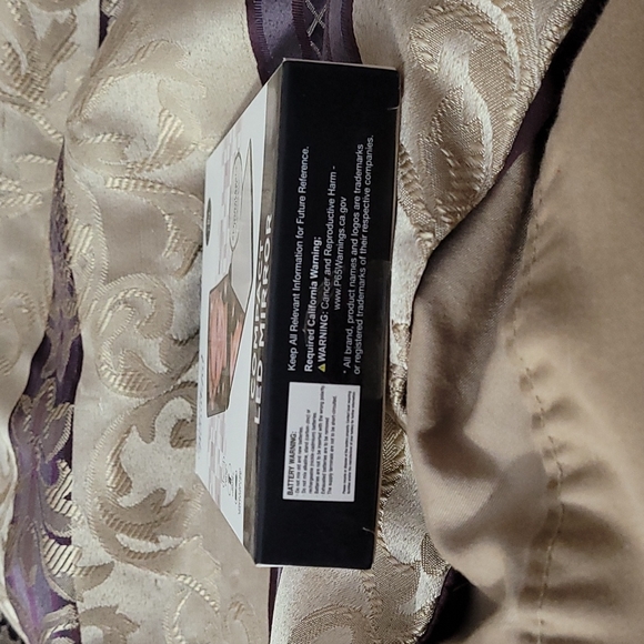 New in box Vivitar simply beautiful black compact LED mirror w/ battery included - Picture 12 of 12